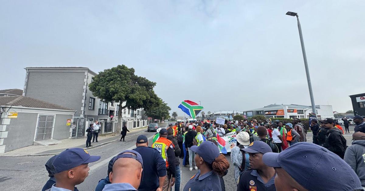 Parklands anti-immigration protesters clash with police over carrying of knobkieries, sticks
