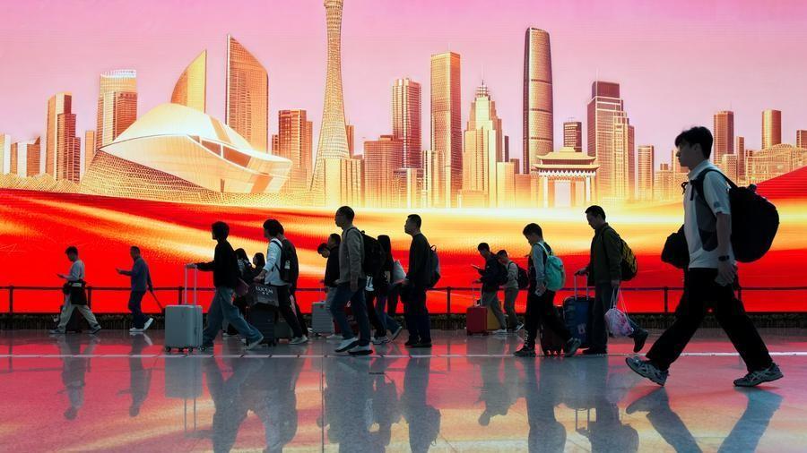 Major southern Chinese airport sees record cross-border passenger trips