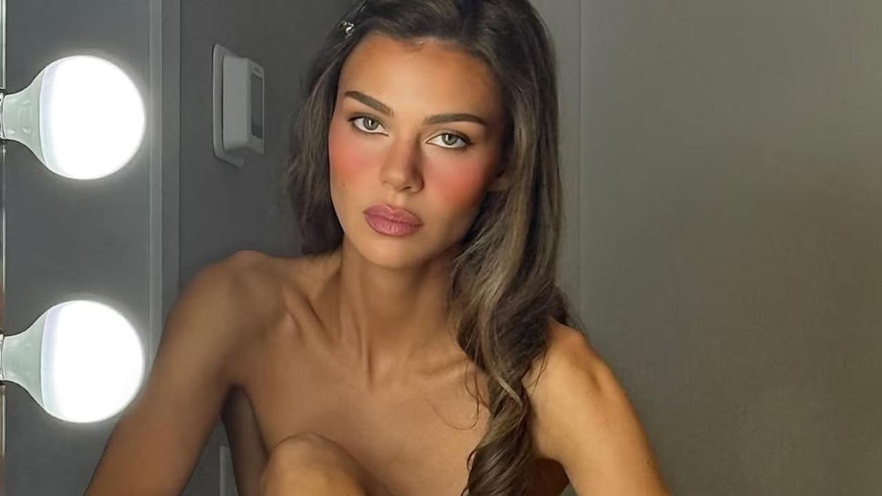 Star strips down for racy photo amid feud